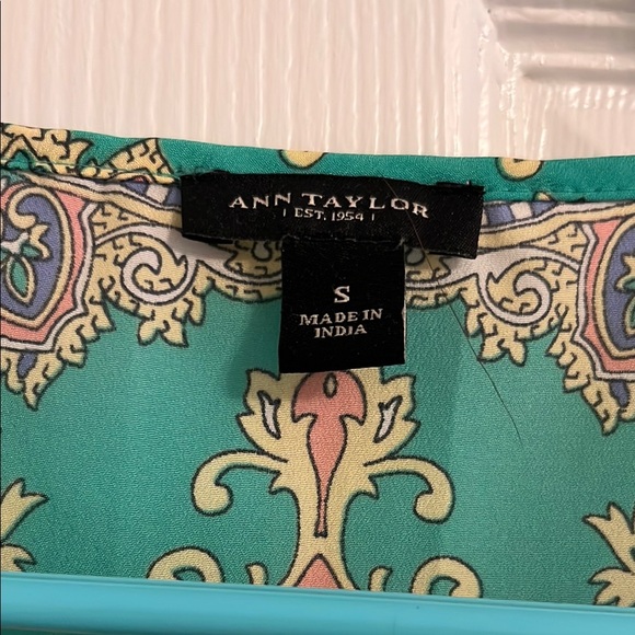 Ann Taylor Vibrant Green Paisley Women's Top - Picture 2 of 5
